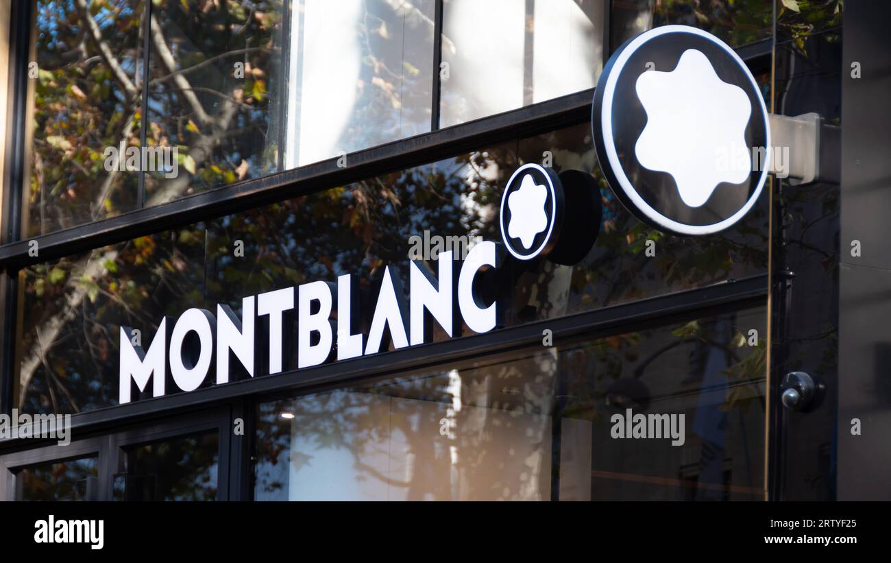 Enseigne d'une boutique Montblanc à Paris. Montblanc International GmbH est une société allemande qui conçoit et fabrique des stylos de luxe + divers accessoires Banque D'Images