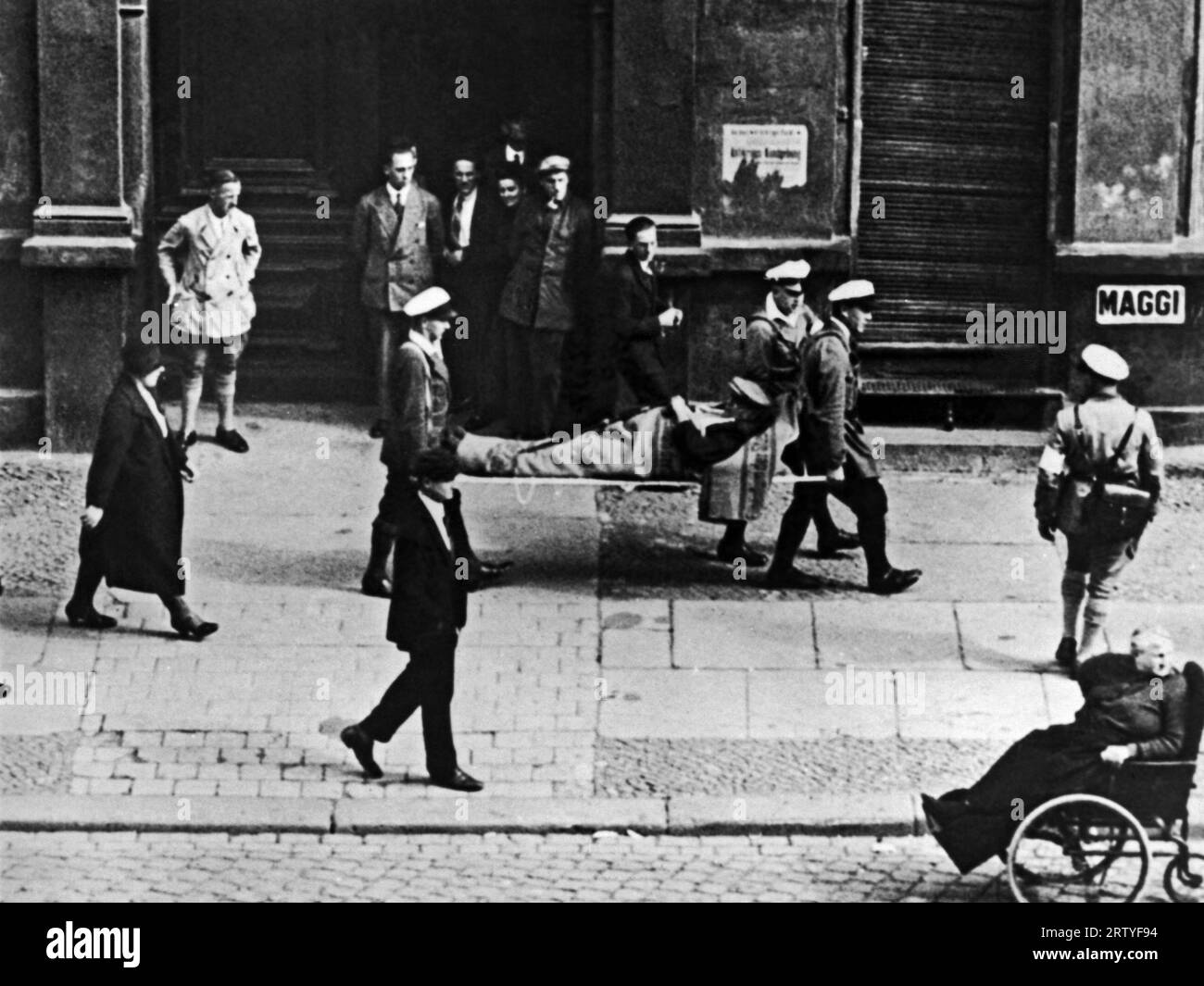Berlin, Allemagne c. 1930 l'un des blessés étant transporté à l'hôpital alors que la police dispersait des rassemblements d'agitateurs lors des récentes élections au cours desquelles l'élément Fascisti a pris le pouvoir dans le Reichstag. Banque D'Images