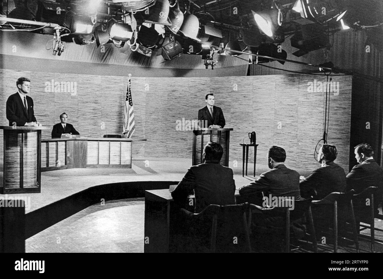 Washington, D.C. le 7 octobre 1960 le décor du débat présidentiel entre le sénateur John F. Kennedy, (à gauche) et le vice-président Richard M Nixon, (à droite). Le modérateur Frank McGee de NBC est assis au centre derrière eux à l'arrière. Les journalistes qui ont posé les questions étaient (G-D) Hal Levy de Newsday, Alvin Speak de UPI, Edward Morgan de ABC, et Paul Niven de CBS. Banque D'Images