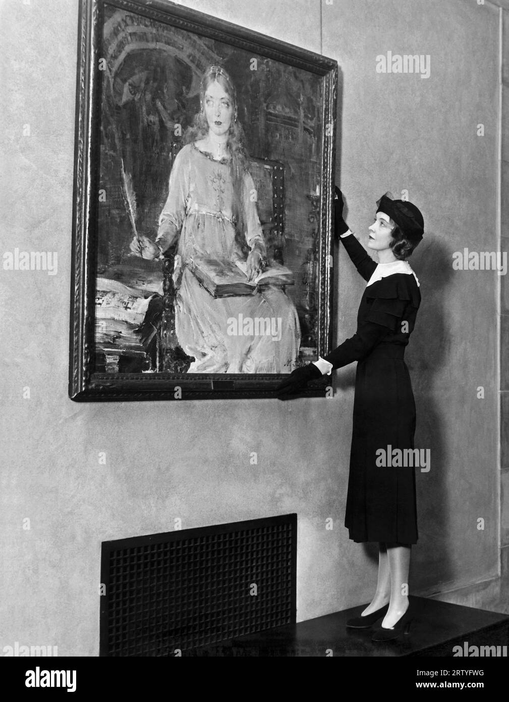 Chicago, Illinois 21 octobre 1930 Lillian GISH voit la peinture d'elle-même de l'artiste Nicolai Fechin à l'Art Institute de Chicago. GISH est la seule actrice vivante dont le portrait fait partie intégrante de la collection. Banque D'Images