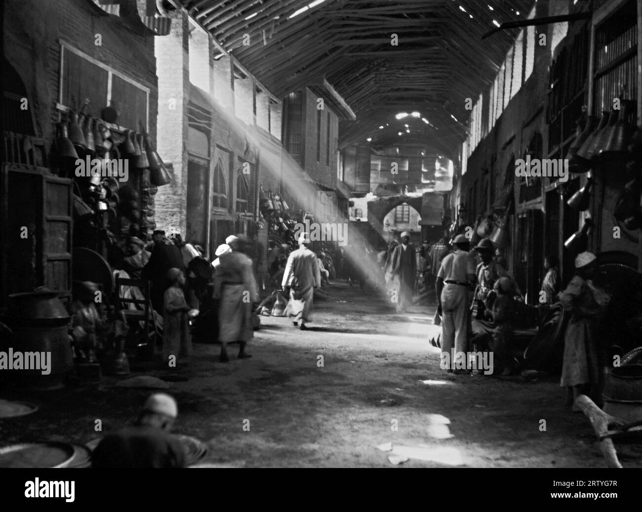 Bagdad, Irak, scène de rue 1932 dans le bazar de cuivre à Bagdad. Banque D'Images