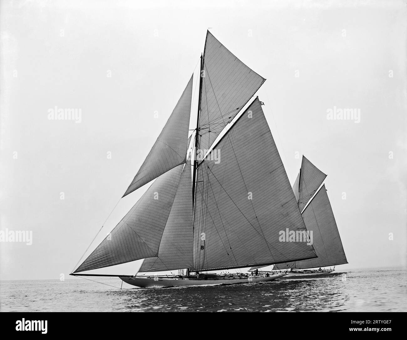 New York, New York 1901 la « Constitution » et la « Columbia » participent à un essai lors des courses de la coupe de l’America 1901 dans le port de New York. Columbia a remporté le titre pour la deuxième année consécutive, établissant un nouveau record pour le plus grand nombre de victoires consécutives. Banque D'Images