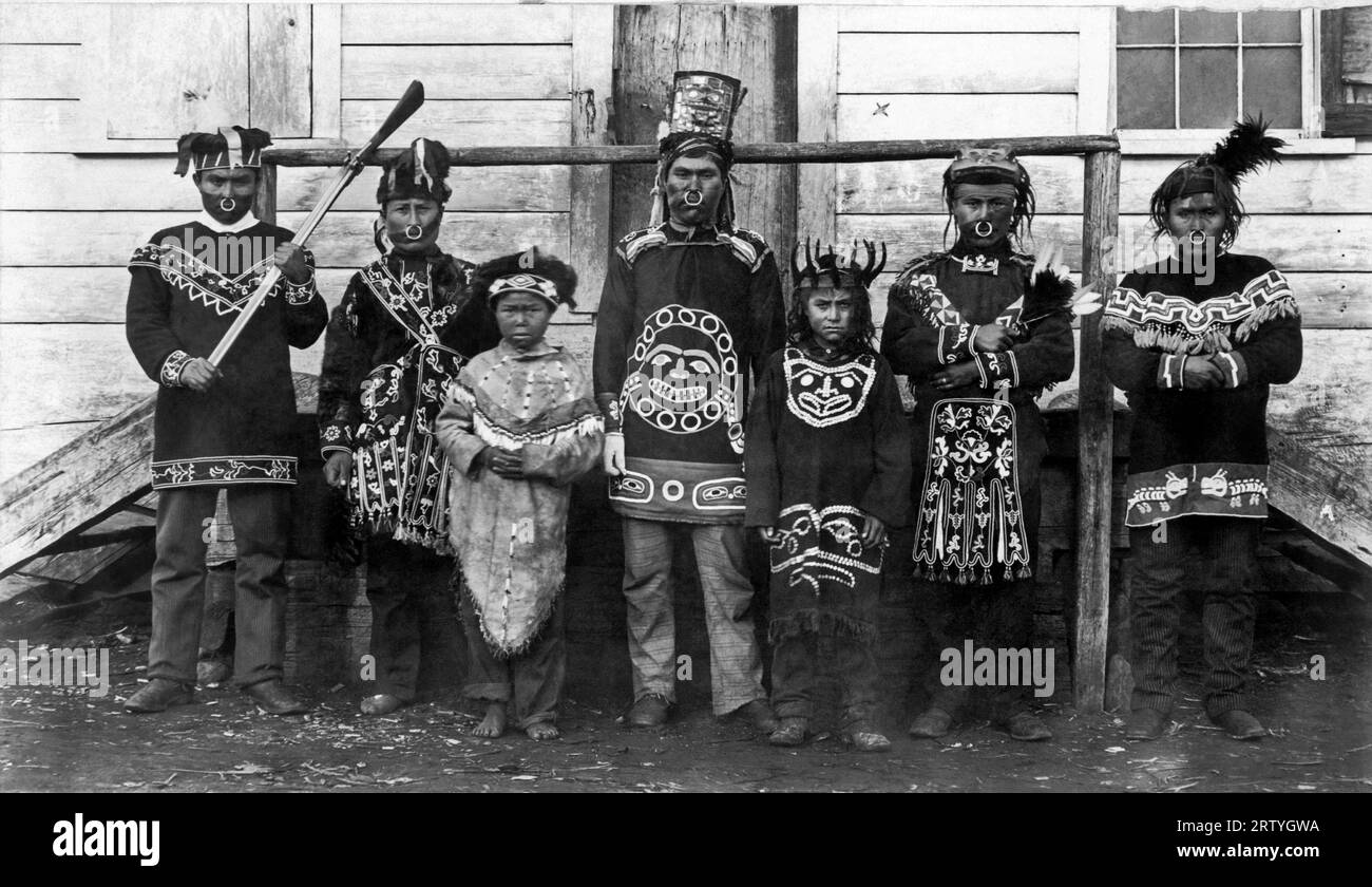 Klukwan, Alaska 1895. Sept hommes et garçons indiens Chilkat posés en robe indigène. Banque D'Images