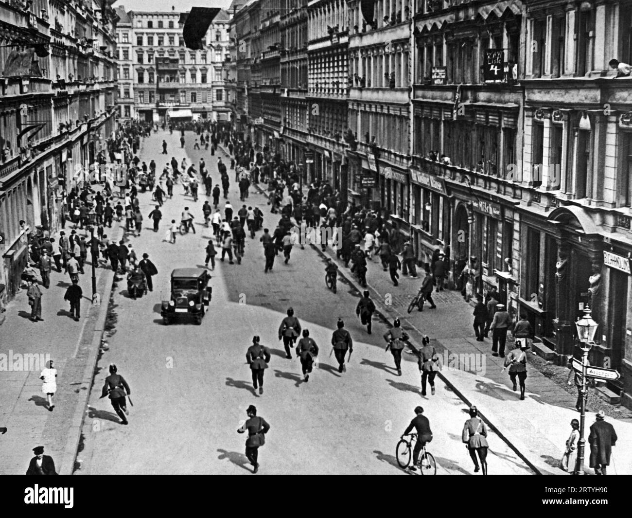 Berlin, Allemagne c. 1930 Une scène de rue à Berlin alors que la police dispersait des rassemblements d'agitateurs lors des récentes élections au cours desquelles l'élément Fascisti a pris le pouvoir dans le Reichstag. Banque D'Images