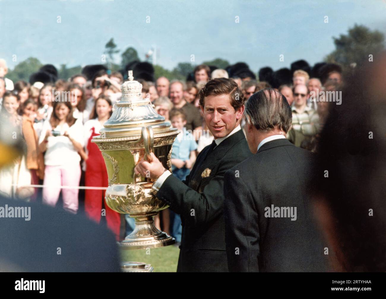 Prince Charles présente la coupe du couronnement aux vainqueurs. Le reste du monde 6, Angleterre 5. Prince Charles présente la coupe du couronnement à Antonia Herrers, (PORTANT LE NO 2 sur sa chemise) le capitaine mexicain de l'équipe du reste du monde. numéro de maillot de l'équipe du reste du monde. no 1 J Sieder (6) no 2 A Herrers (9) no 3 Crotto no 4 (dos) J McKay (7) ANGLETERRE no 1 J Horswell (6) no 2 J Hipwood (8) no 3 P Withers (8) retour No 4 H Hipwood (8) ....... A eu lieu à (1980) Guards Polo Club, Smiths Lawn, Windsor Great Park photo a été restauré en utilisant ai, Topaz Pho ai Banque D'Images