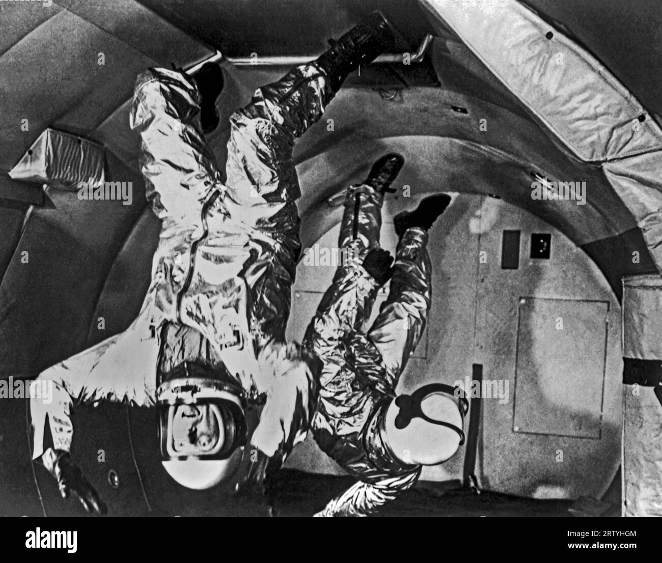 7 juillet 1959 des astronautes du projet Mercury flottent à l'envers lors d'un vol expérimental "sans poids" de la NASA. Banque D'Images