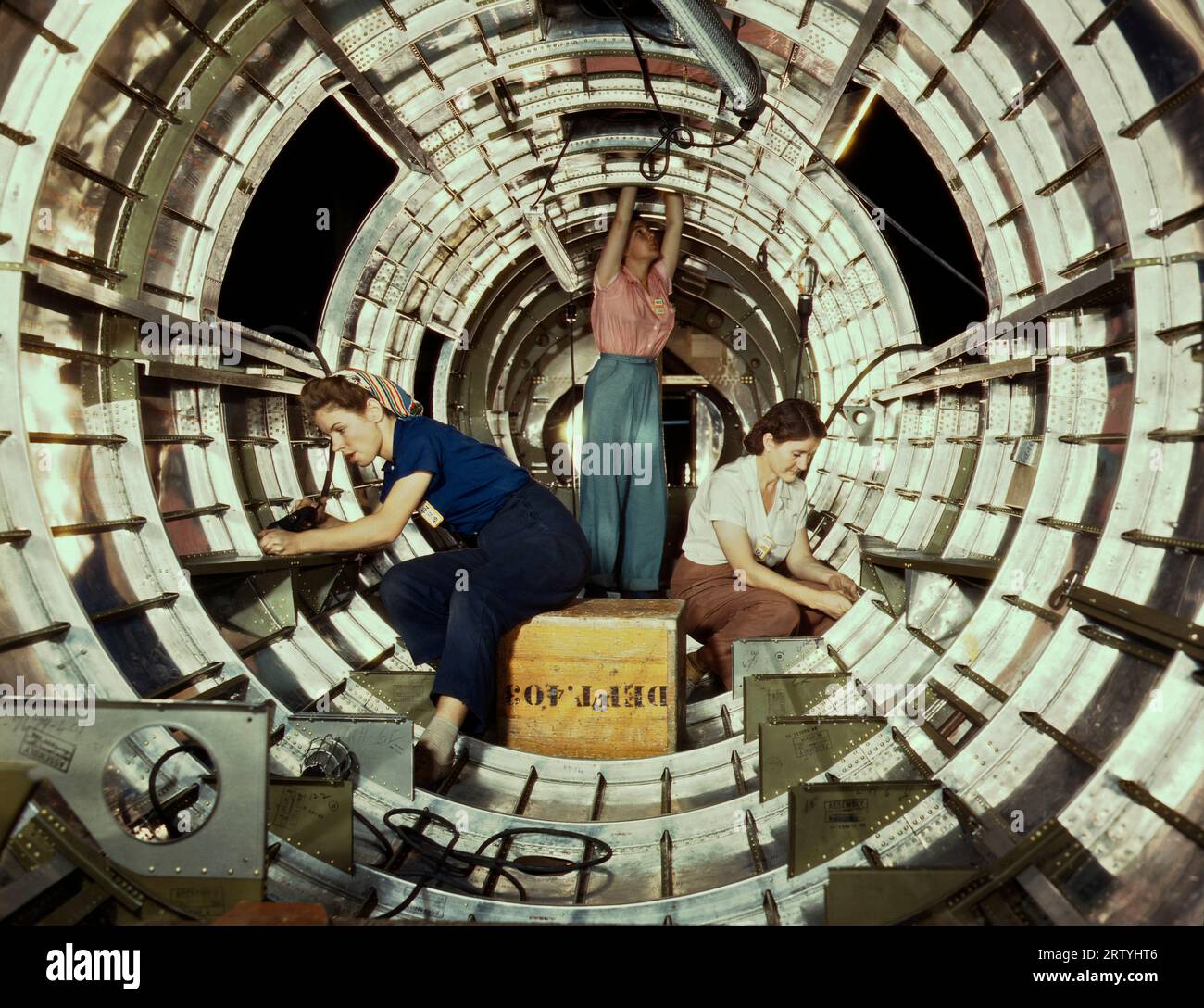 Long Beach, Californie octobre 1942 des travailleuses installent des accessoires et des assemblages sur une section de fuselage de queue d'un bombardier B-17 à l'usine Douglas Aircraft Company à long Beach, en Californie. Mieux connu sous le nom de « Forteresse volante », le B-17F est un modèle ultérieur du B-17. C'est un bombardier lourd à longue portée, à haute altitude, avec un équipage de sept à neuf hommes. Photographie prise par Alfred T. Palmer. Banque D'Images