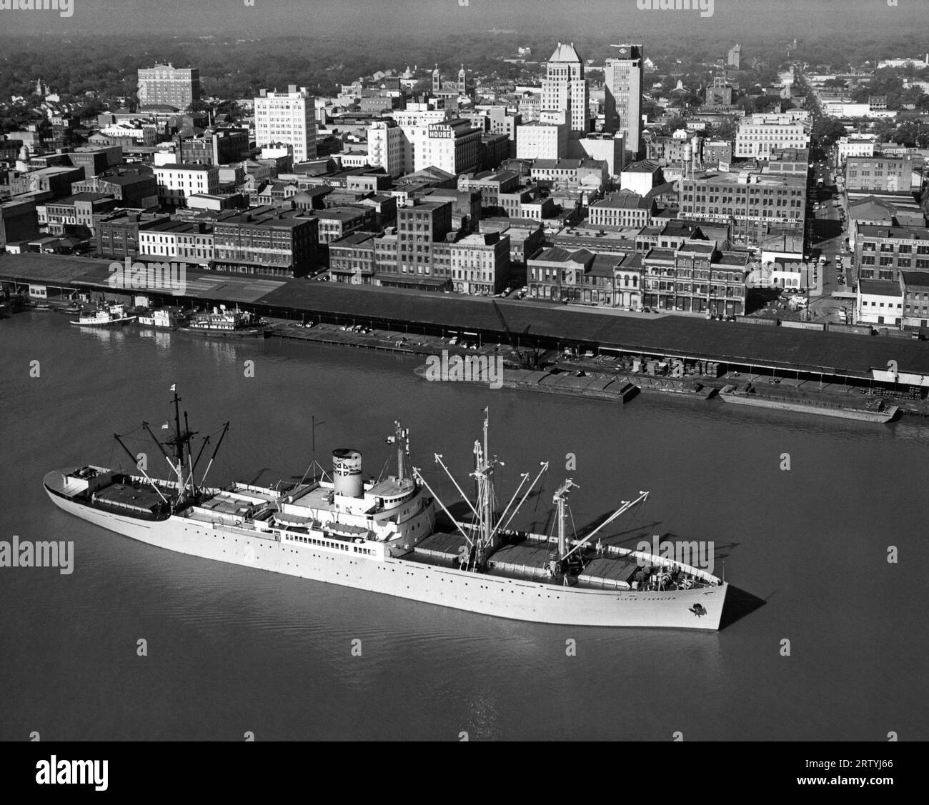 Mobile, Alabama vers 1961 vue aérienne du navire SS Alcoa cavalier dans la rivière Mobile avec la ville de Mobile en arrière-plan. Banque D'Images