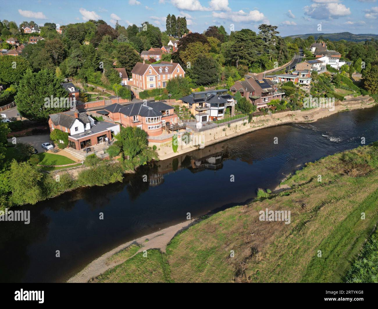 Hereford UK - vue aérienne de maisons riveraines le long de la rivière Wye dans la région Tupsely de Hereford Herefordshire en septembre 2023 Banque D'Images