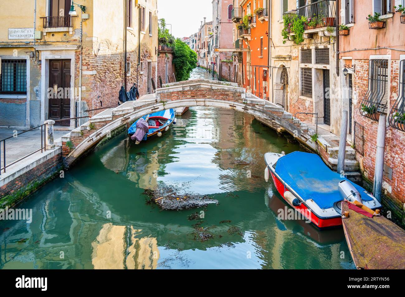 Passerelle sur le canal d'eau appelé Ponte Chiodo à Venise, Italie. Pont sans balustrades. Banque D'Images