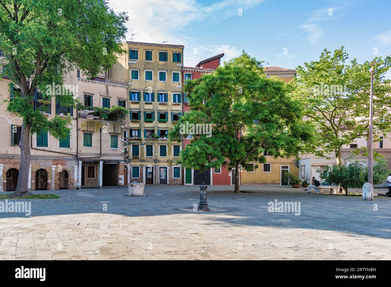 Venise, Italie - Mai 31 2023 : vue pittoresque du Campo du Ghetto Novo à Venise. Banque D'Images