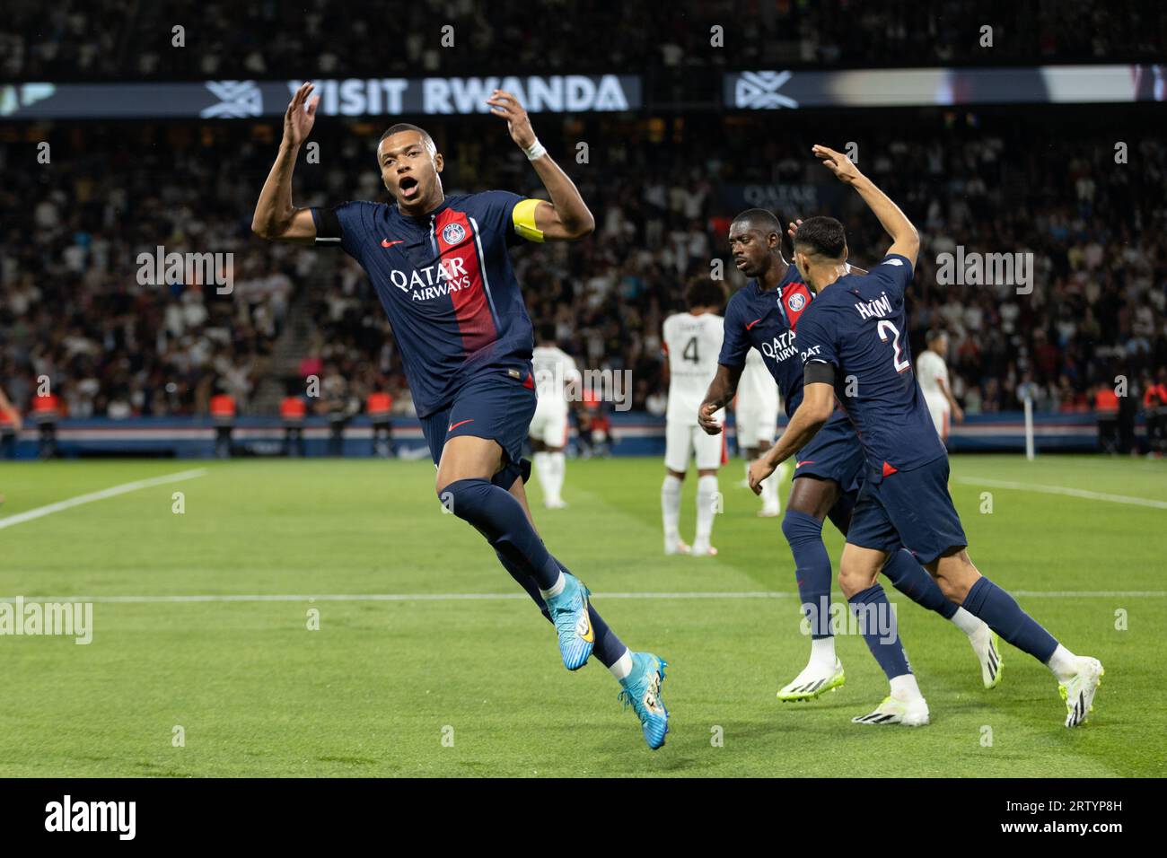 Paris, France. 15 septembre 2023. PARIS, FRANCE - 15 SEPTEMBRE : Kylian Mbappé du PSG célèbre après avoir marqué un but lors d'un match entre le PSG et Nice dans le cadre de la Ligue 1 au Parc des Princes le 15 septembre 2023 à Paris. (Photo de Jose Prestes/Pximages) crédit : PX Images/Alamy Live News Banque D'Images