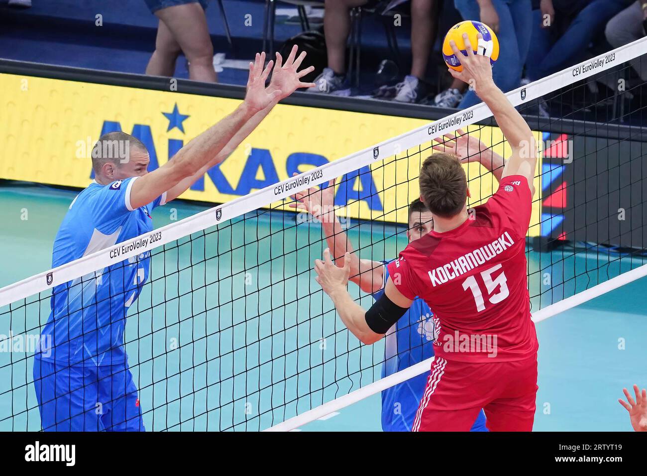 Rome, Italie. 14 septembre 2023. Kochanowski Jakub (POL) et Alen Pajenk (SLO) en action lors du match de demi-finale Pologne vs Slovénie CEV EuroVolley 23 au PalaEUR. Score final ; Pologne 3:1 Slovénie, (photo Marco Zaccagnini/SOPA Images/Sipa USA) crédit : SIPA USA/Alamy Live News Banque D'Images