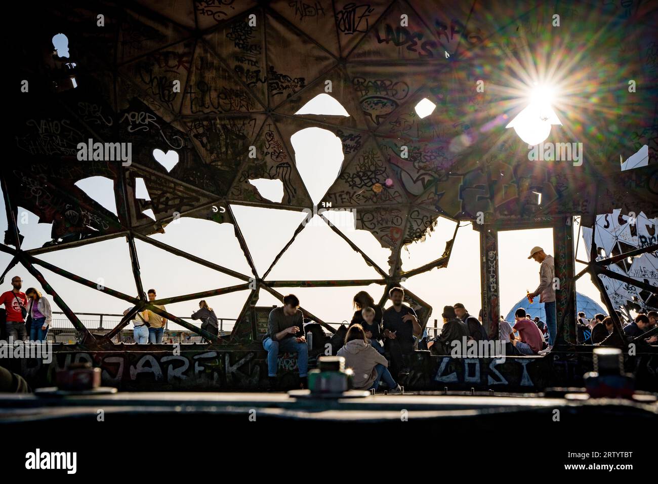 soleil brillant dans la station de radard de teufelsberg avec des gens Banque D'Images