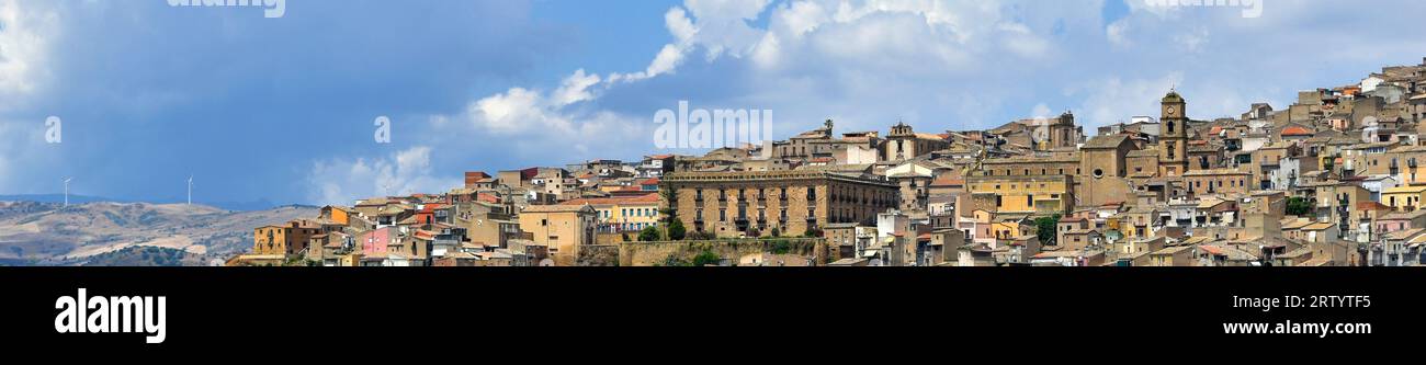 Ville sicilienne, vue panoramique avec nuages sombres, Italie, Europe Banque D'Images