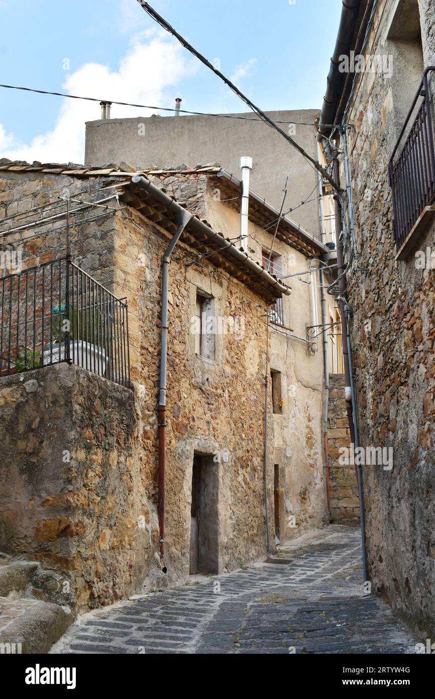 Rue sicilienne traditionnelle avec architecture locale à Mistretta, Italie, Europe Banque D'Images