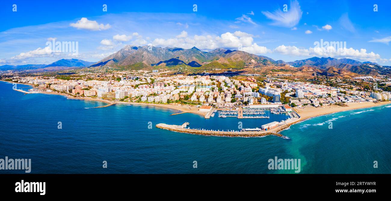 Vue panoramique aérienne de la marina de Marbella. Marbella est une ville de la province de Malaga en Andalousie, Espagne. Banque D'Images