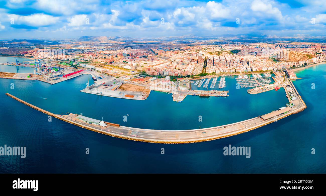 Port de la ville d'Alicante avec des bateaux et des yachts vue panoramique aérienne. Alicante est une ville de la région de Valence, en Espagne. Banque D'Images