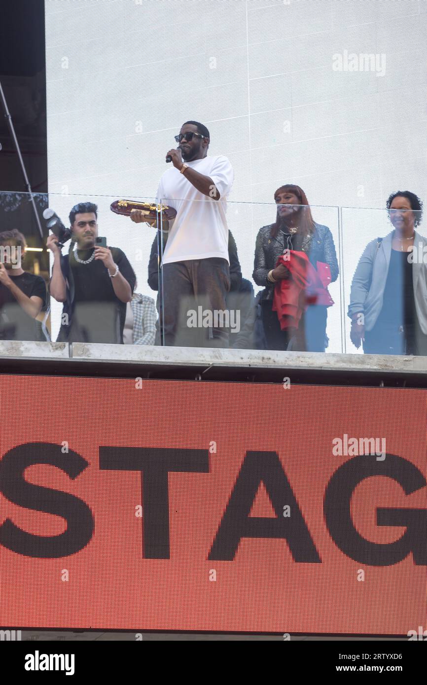 Le maire Adams présente Sean 'Diddy' Combs avec les clés de la ville, New York, États-Unis. 15 septembre 2023. Crédit : Brazil photo Press/Alamy Live News Banque D'Images