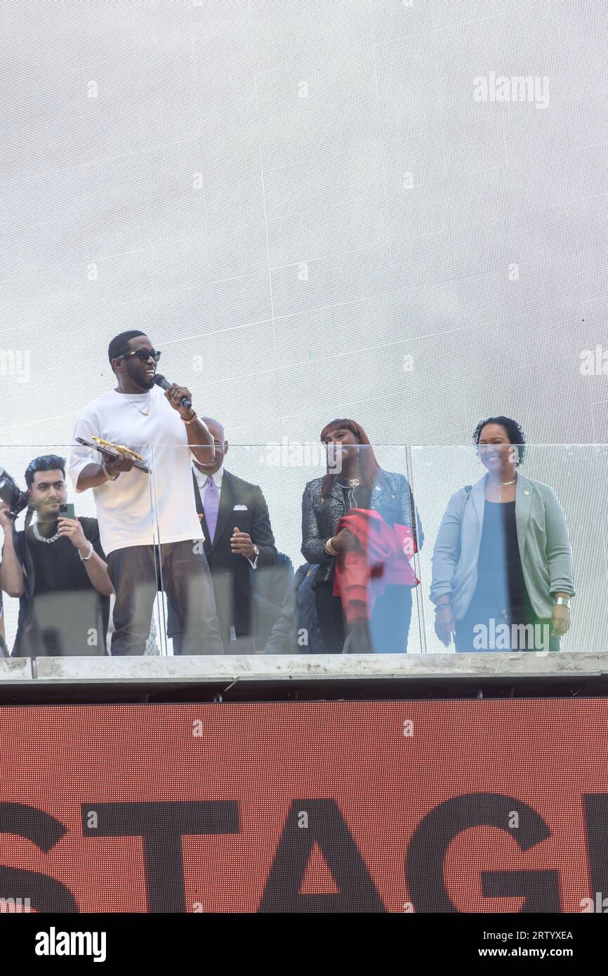 Le maire Adams présente Sean 'Diddy' Combs avec les clés de la ville, New York, États-Unis. 15 septembre 2023. Crédit : Brazil photo Press/Alamy Live News Banque D'Images