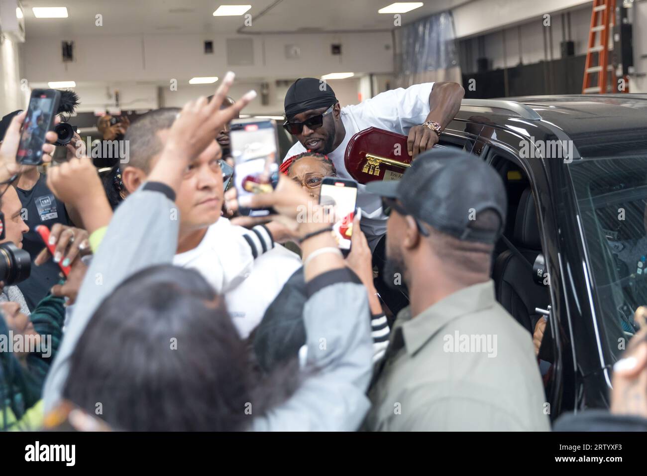 Le maire Adams présente Sean 'Diddy' Combs avec les clés de la ville, New York, États-Unis. 15 septembre 2023. Crédit : Brazil photo Press/Alamy Live News Banque D'Images