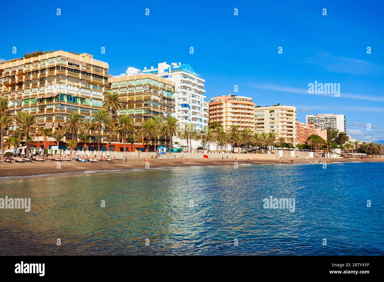 Plage de Marbella. Marbella est une ville de la province de Malaga en Andalousie, Espagne. Banque D'Images