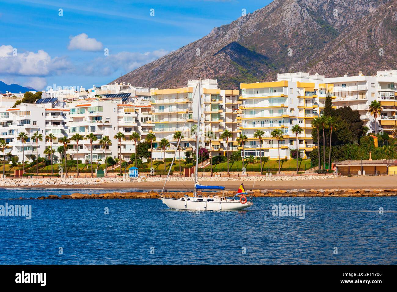 Marbella plage et marina. Marbella est une ville de la province de Malaga en Andalousie, en Espagne. Banque D'Images