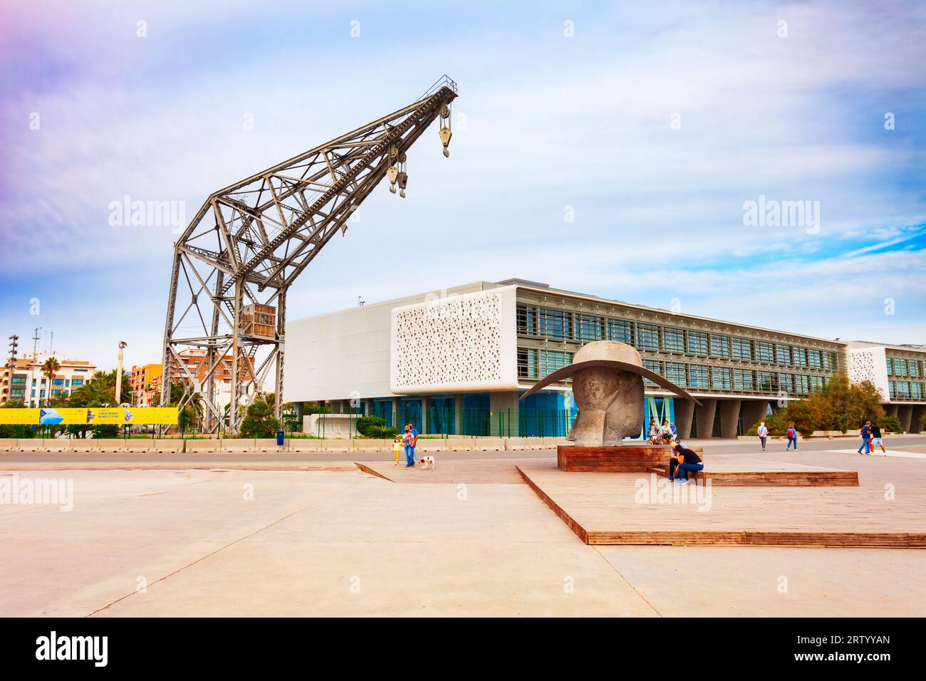 Valence, Espagne - 16 octobre 2021: La Pamela Sculpture, Crane and EDEM ou Escuela de Empresarios, une école d'affaires située dans le port de Valence Banque D'Images