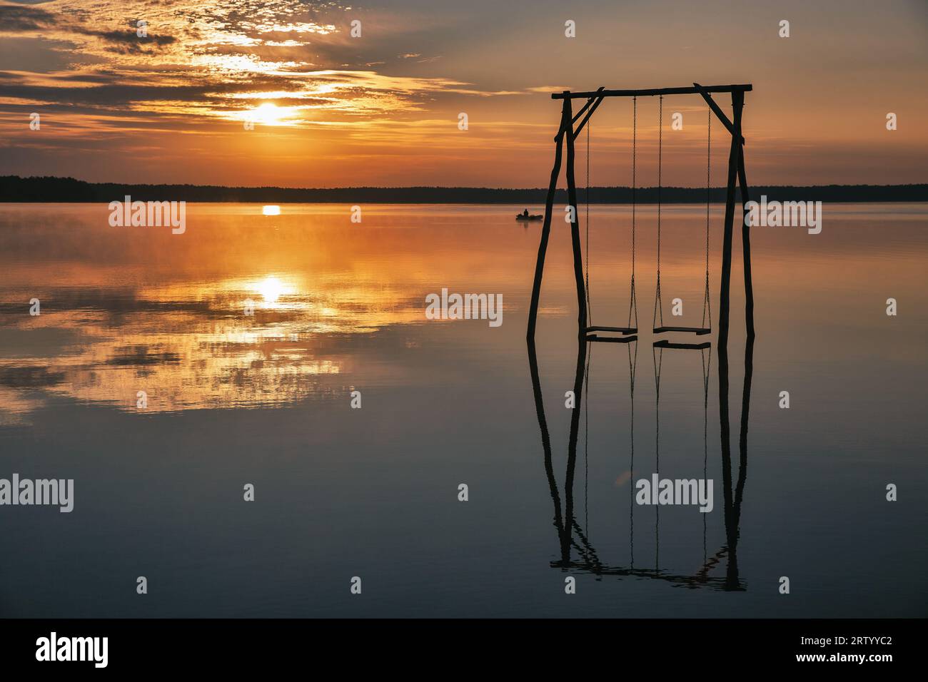 Vue panoramique sur le lever de soleil romantique lac blanc avec balançoire en bois dans la région de Rivne, Ukraine. Banque D'Images