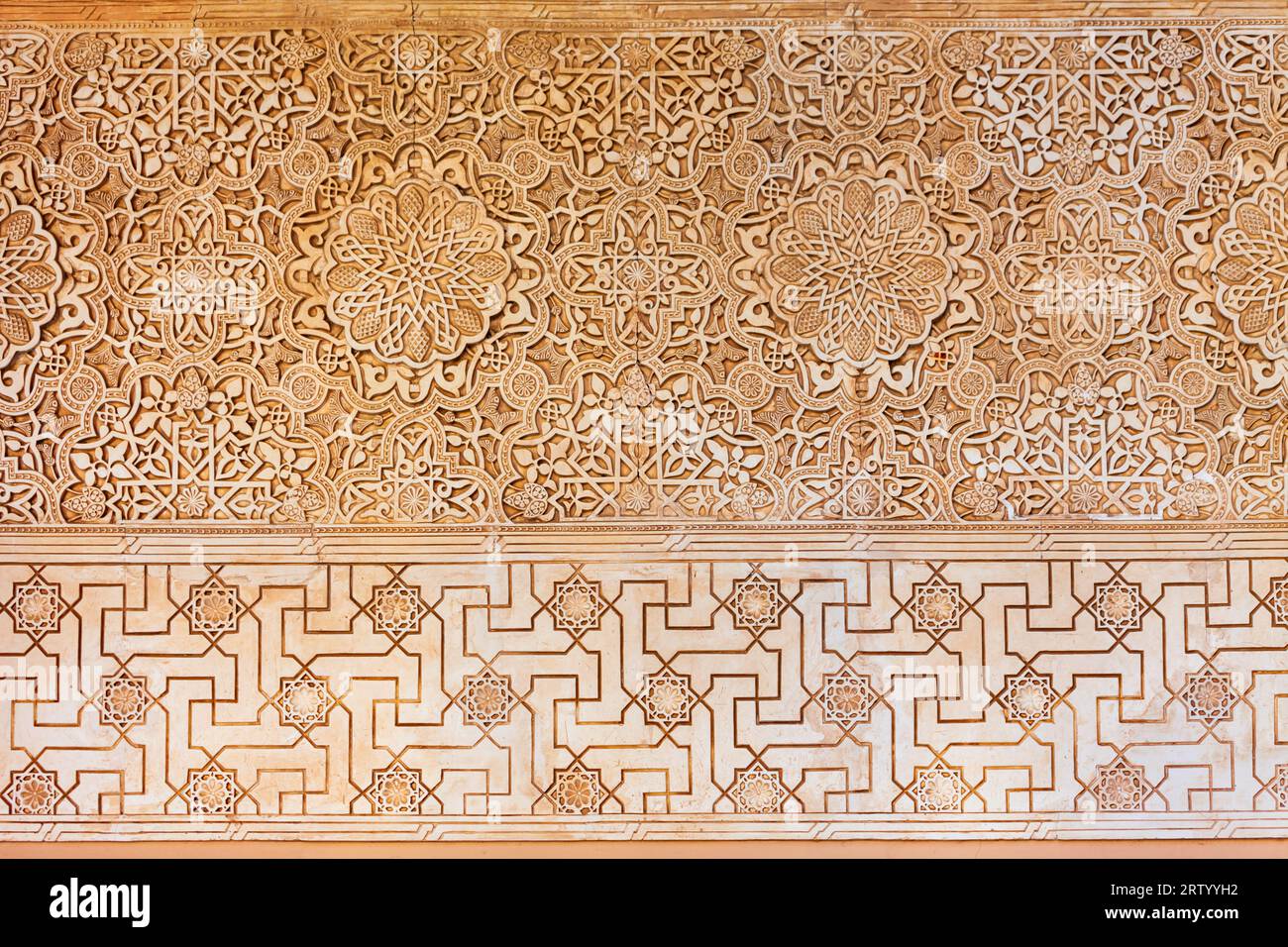 Grenade, Espagne - 20 octobre 2021: L'intérieur du palais de l'Alhambra. Alhambra est un complexe de forteresse situé dans la ville de Grenade, en Andalousie, en Espagne. Banque D'Images