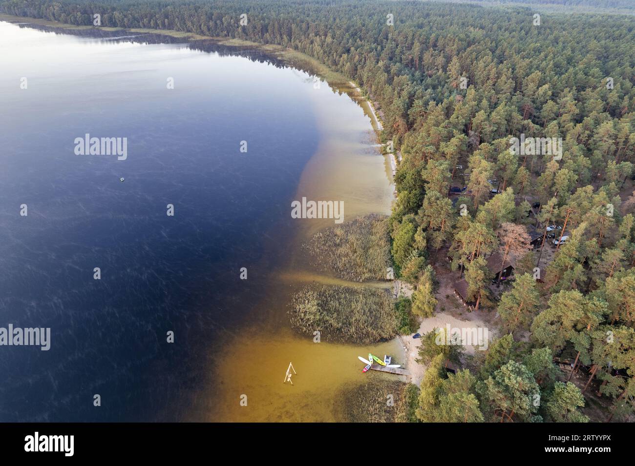 Drone aérien vue de dessus au-dessus du lac blanc dans la région de Rivne, Ukraine. Banque D'Images