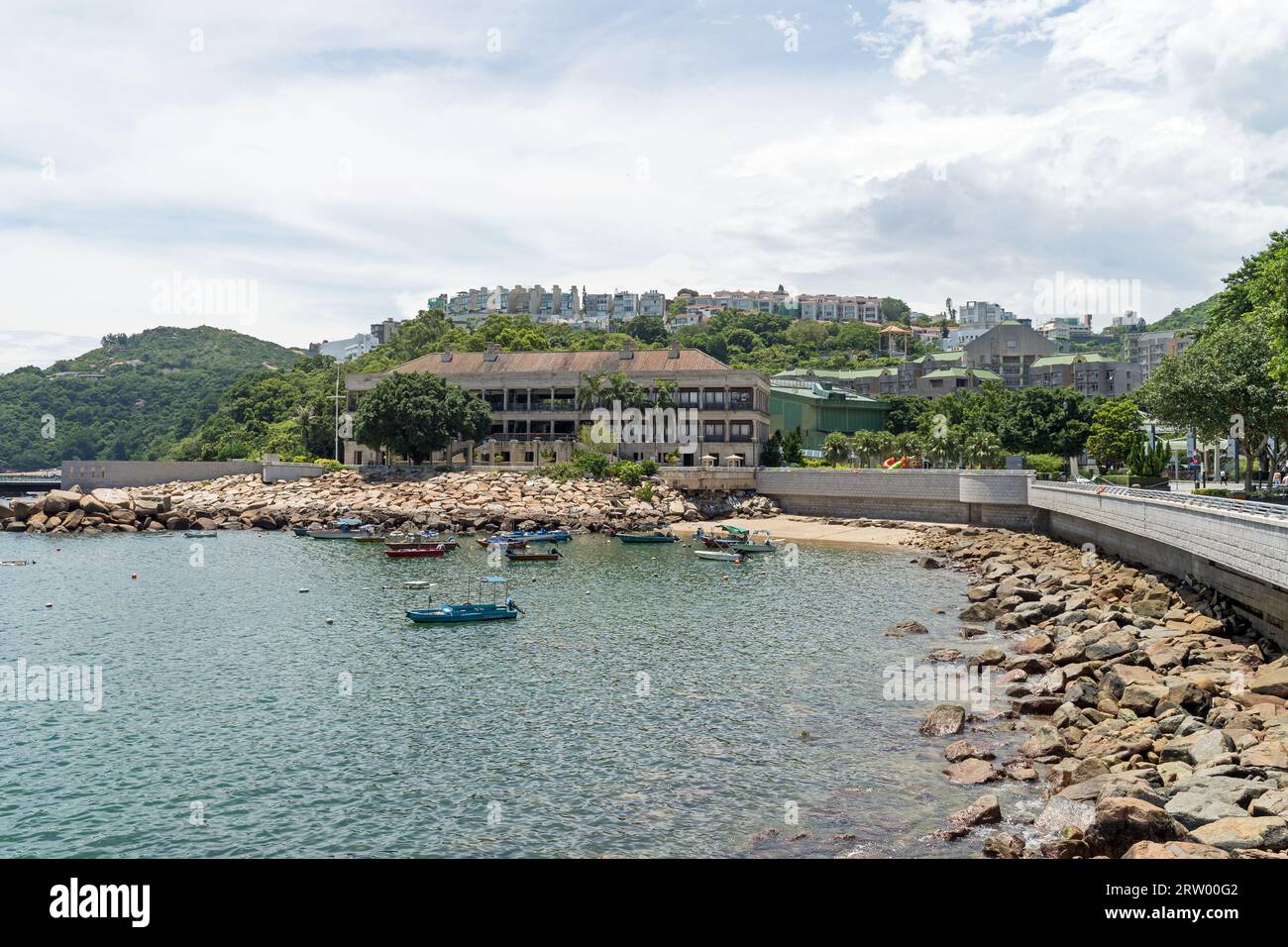 La plage rocheuse et le rivage de Stanley Bay à Hong Kong par une journée ensoleillée. Hong Kong - 30 août 2023 Banque D'Images