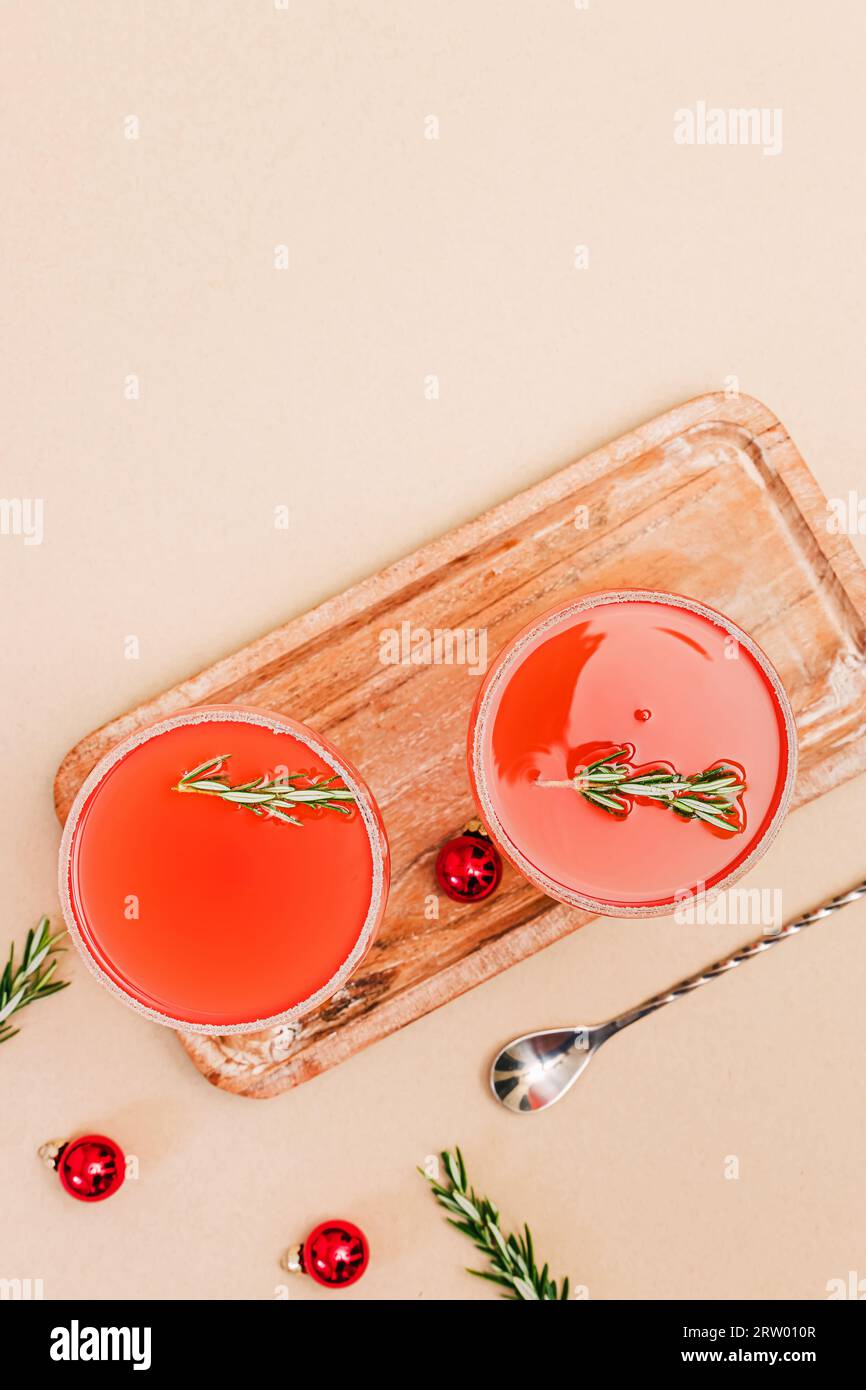 Cocktails festifs d'hiver pour la fête dans des verres de coupe vue de dessus Banque D'Images