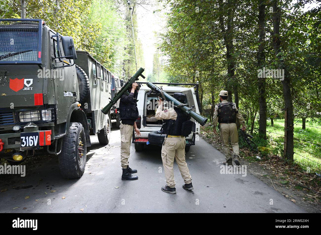 ANANTNAG, INDE - 15 SEPTEMBRE : des policiers portent des munitions alors qu'ils se déplacent vers le site de rencontre qui est entré le troisième jour dans le village de Gadole de Kokernag le 15 septembre 2023 à Anantnag, en Inde. Un autre soldat, porté disparu depuis qu'un autre soldat, porté disparu depuis jeudi, a perdu la vie dans une violente fusillade avec des militants dans les forêts entourant le village de Gadool, dans la région de Kokernag à Anantnag. Le Col Manpreet Singh et le Maj Ashish Dhonchak du 19 Rashtriya Rifles, et le DSP Humayun Bhat de la police J&K ont perdu la vie dans la nuit de mardi et de mercredi Banque D'Images