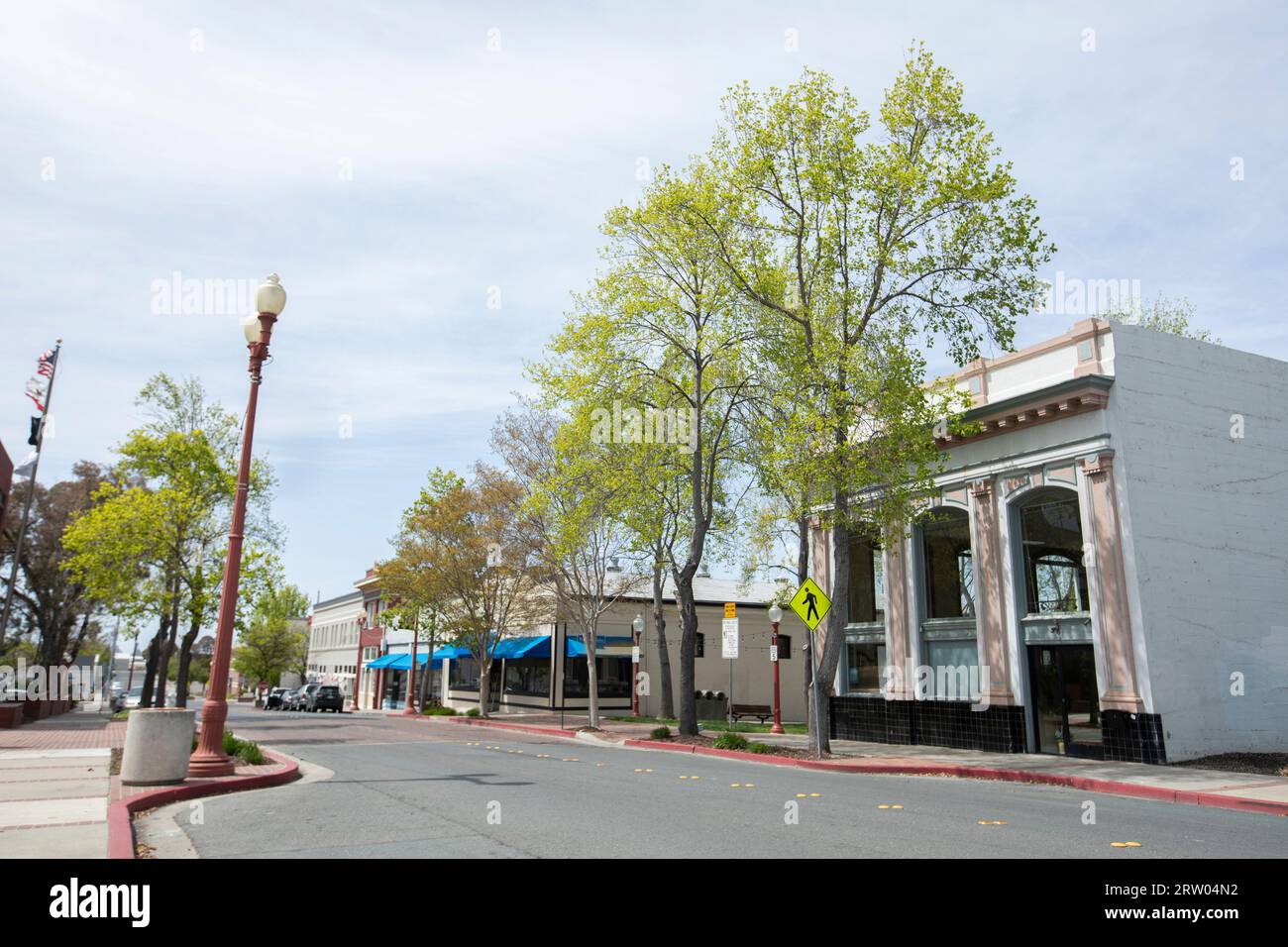 Le soleil de l'après-midi brille sur les bâtiments historiques du centre-ville d'Antioch, Californie, États-Unis. Banque D'Images
