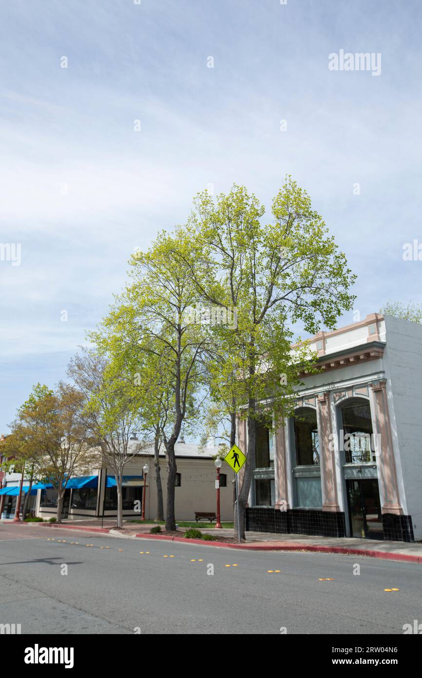 Le soleil de l'après-midi brille sur les bâtiments historiques du centre-ville d'Antioch, Californie, États-Unis. Banque D'Images