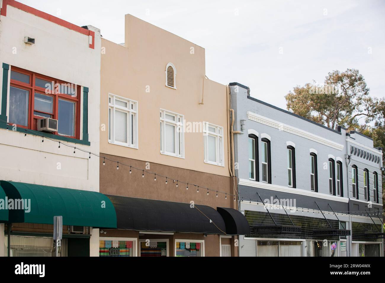 Le soleil de l'après-midi brille sur les bâtiments historiques du centre-ville d'Antioch, Californie, États-Unis. Banque D'Images