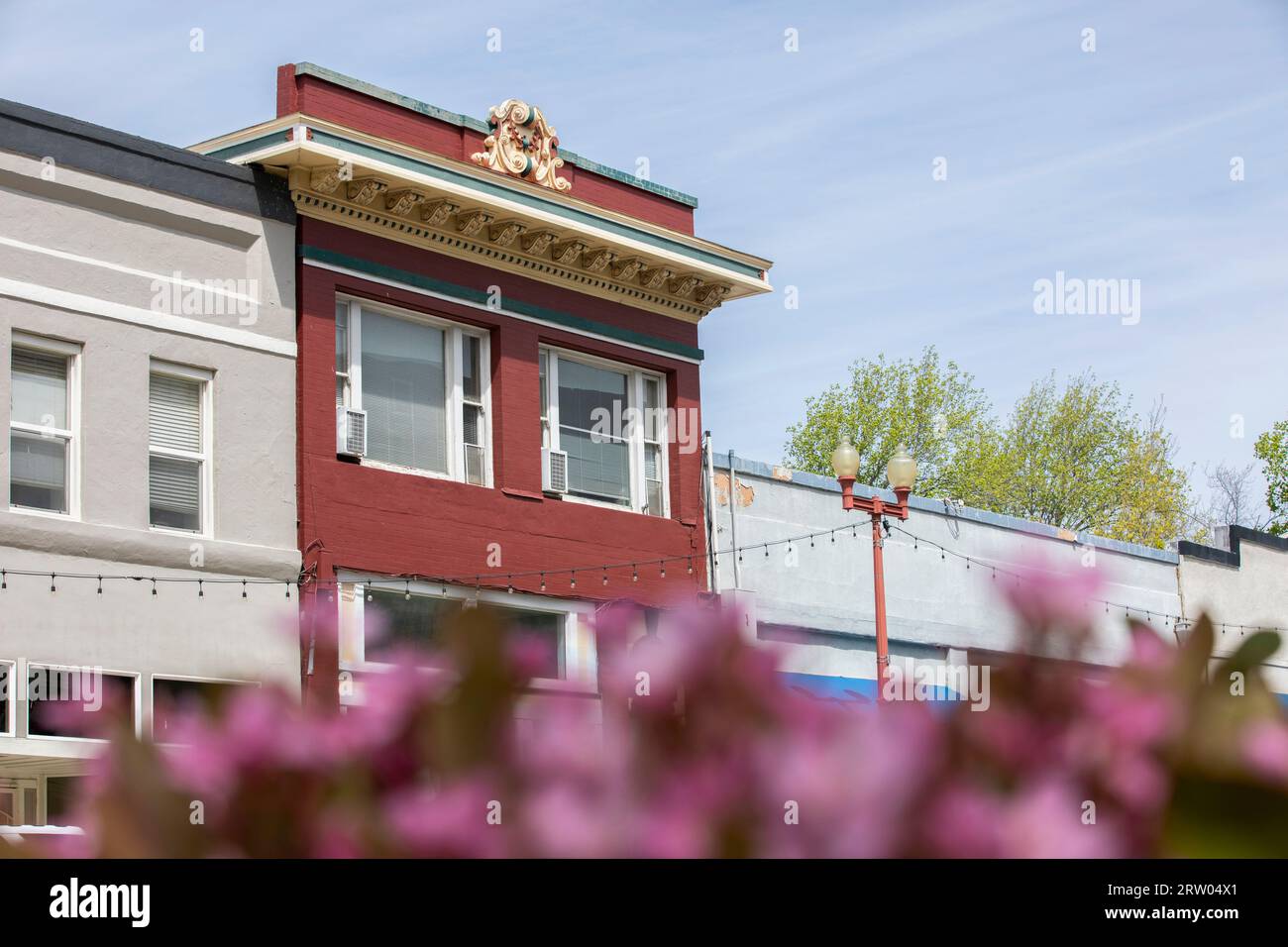 Le soleil de l'après-midi brille sur les bâtiments historiques du centre-ville d'Antioch, Californie, États-Unis. Banque D'Images