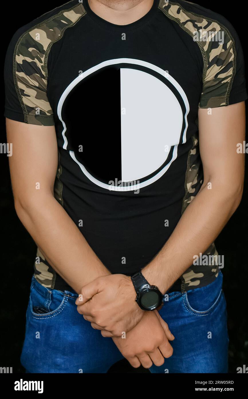 Symbole de signe Yin et yang noir et blanc contraste cercle rond sur le T-shirt pour le texte et la conception espace vide. Banque D'Images