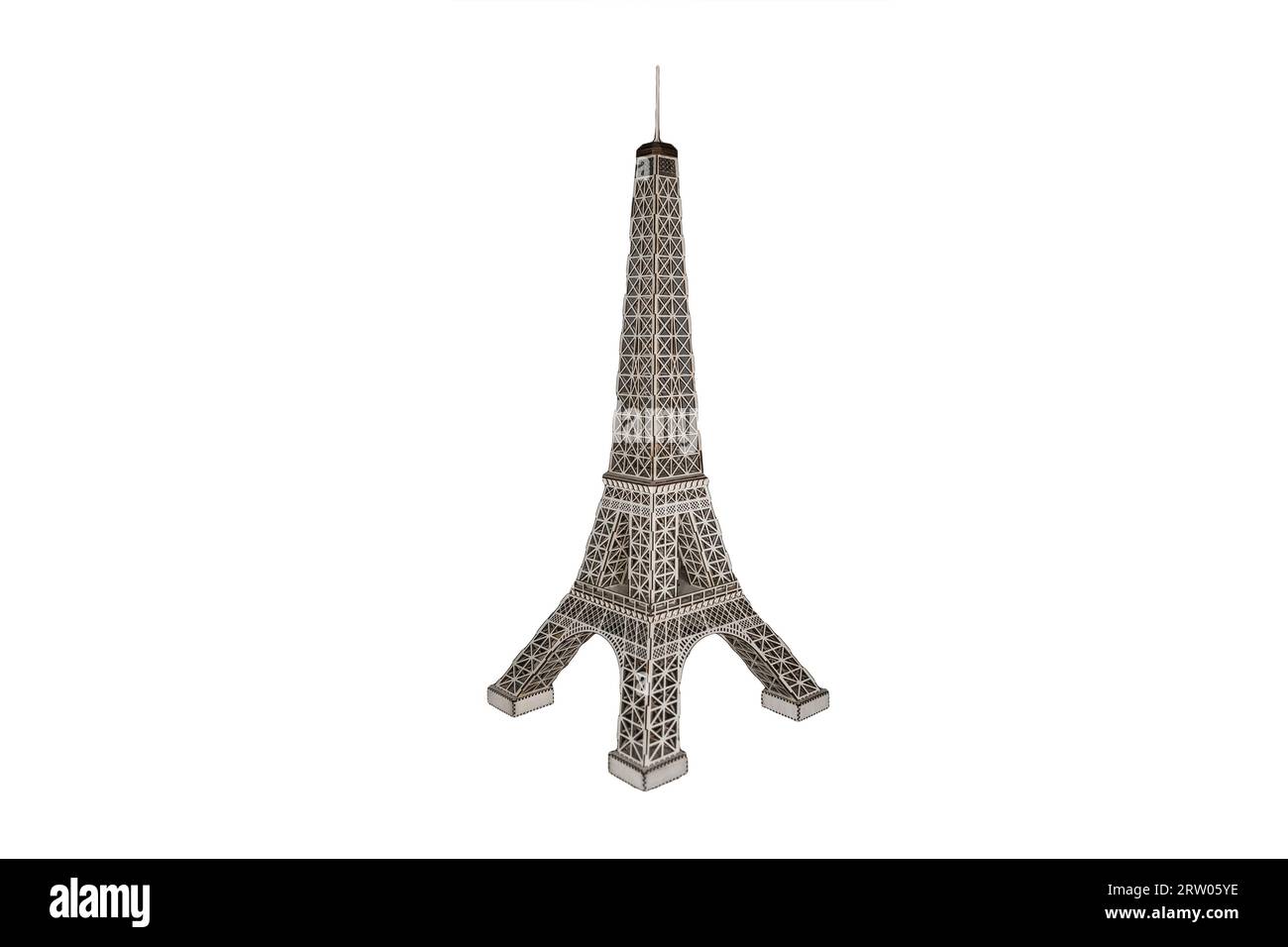 Figurine Tour Eiffel en matériau simple sur fond blanc isolé. Banque D'Images