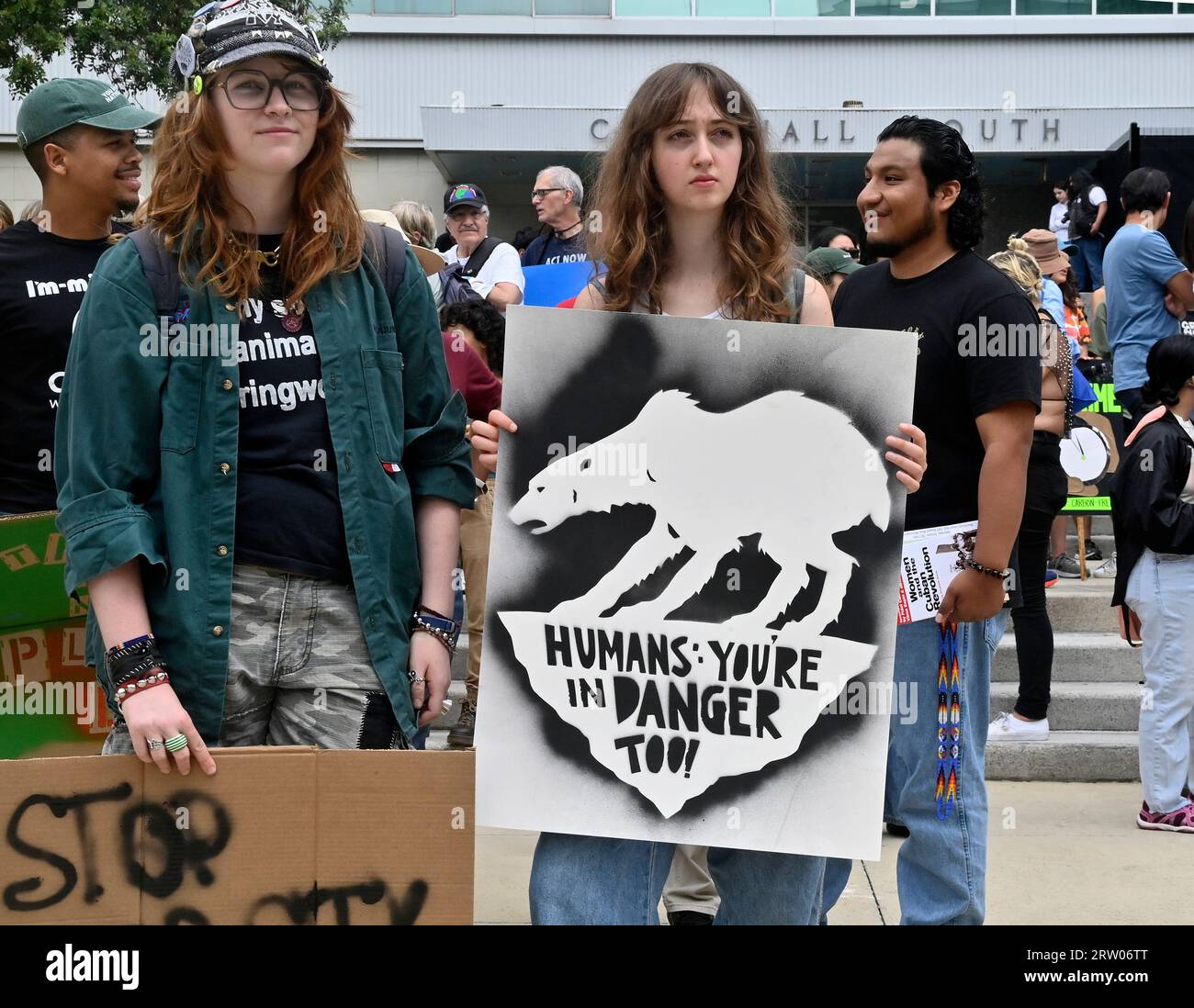 Des centaines de jeunes Angelenos se préparent à se rassembler et à marcher dans les rues pour rejoindre d’autres dans le monde entier dans une grève mondiale sur le climat, une journée d’action contre l’inaction climatique à l’hôtel de ville de Los Angeles South le vendredi 15 septembre 2023. La première grève mondiale sur le climat a eu lieu en septembre 2019, inspirée par l'activiste suédoise Greta Thunberg, qui a commencé à exiger une action politique en sautant l'école et en protestant devant le Parlement suédois. Selon les scientifiques de l'Institut Goddard d'études spatiales de la NASA, cet été a été le plus chaud de la Terre depuis les records mondiaux en 1880. Photo de Jim Ruymen/UPI Banque D'Images