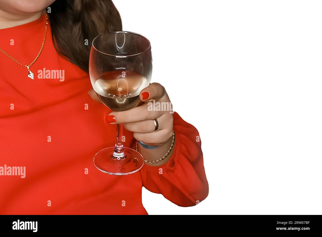 Une femme en vêtements rouges tient un verre d'alcool blanc, champagne, sur fond blanc isolé, ambiance week-end. Banque D'Images