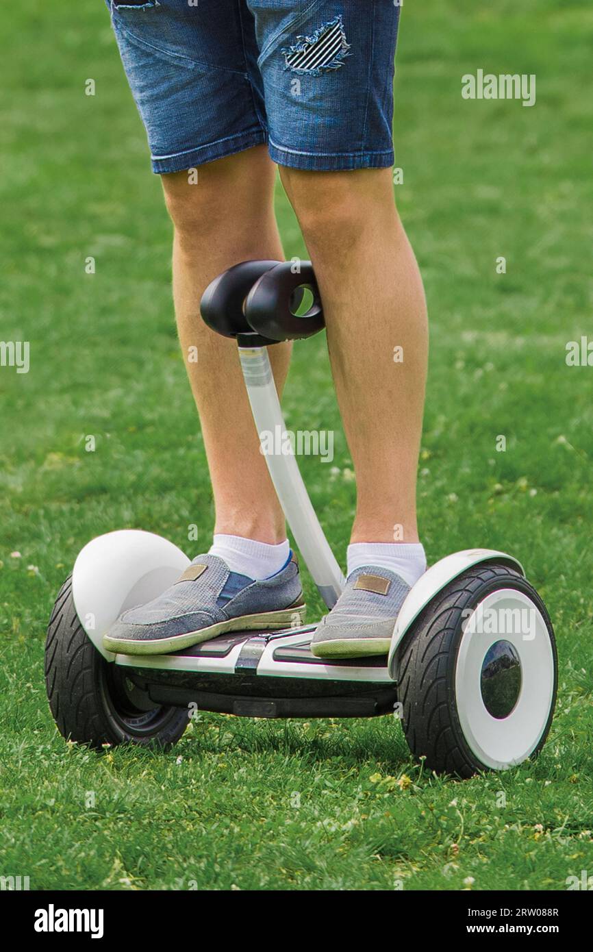 Scooter électrique hoverboard Banque de photographies et d'images à haute  résolution - Alamy