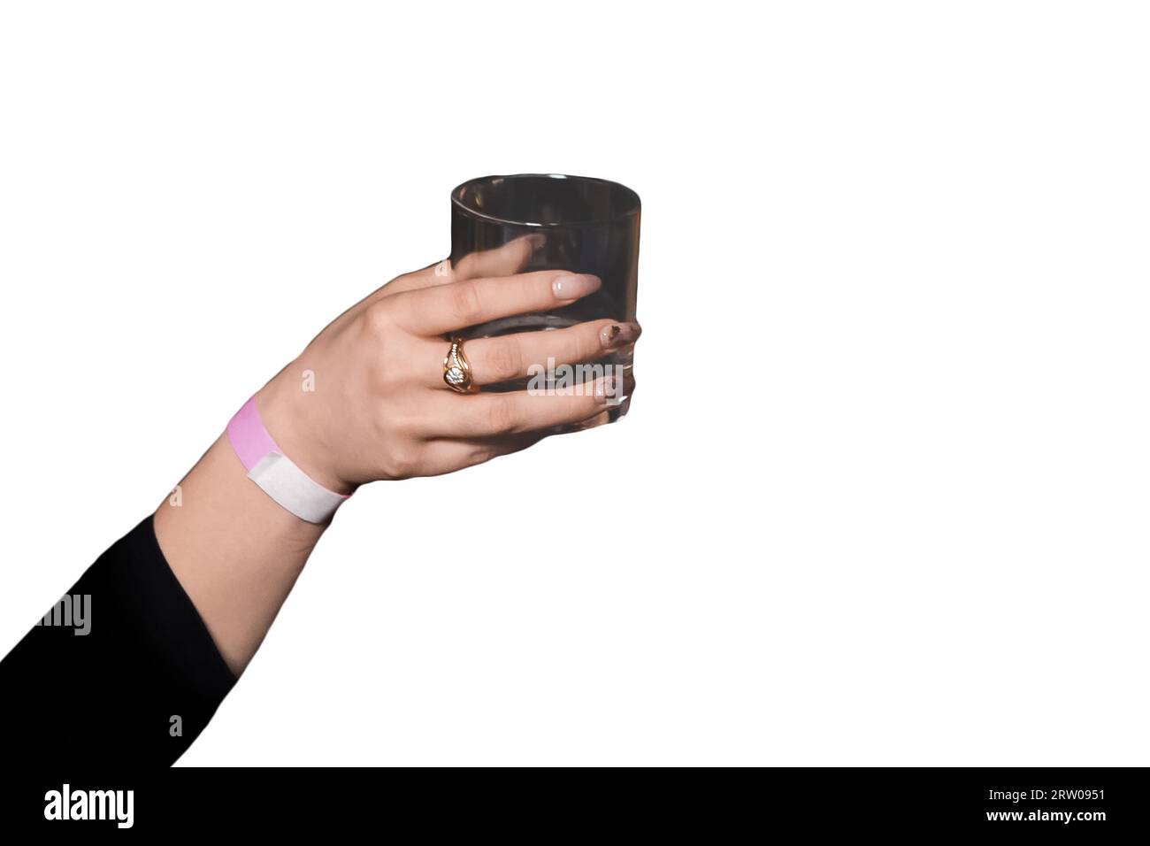 La main de fille verre de boisson alcoolisée sur un fond blanc, isolé, week-end de vacances. Banque D'Images