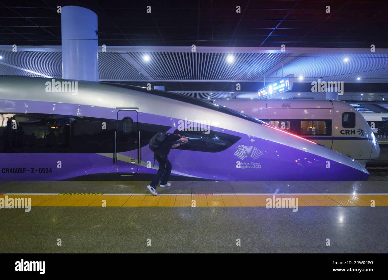 HANGZHOU, CHINE - 16 SEPTEMBRE 2023 - les passagers prennent des photos du train intelligent Emu de Fuxing Asian Games sur le quai du chemin de fer de Hangzhou East Banque D'Images