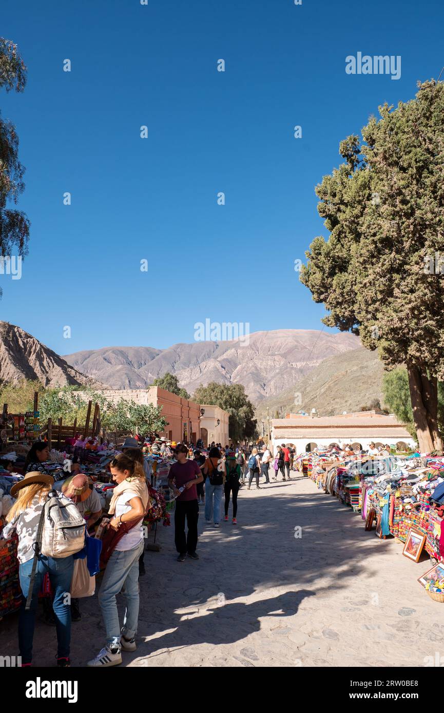 Purmamarca, Argentine : 2023 juin 9 : les gens au marché local des produits artisanaux dans la ville touristique de Purmamarca dans la province de Jujuy en Arg Banque D'Images