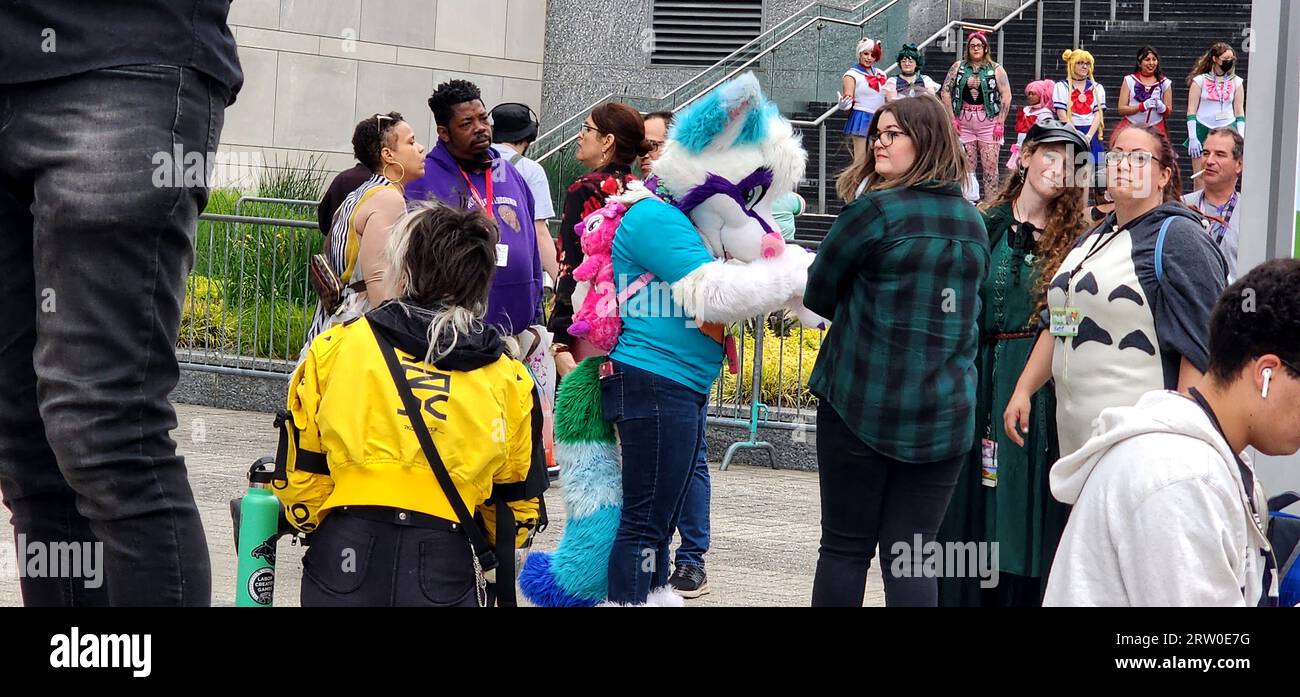 Cosplayer avec un masque animal à fourrure à l'extérieur lors d'un événement de con (NC State, 2023) Banque D'Images