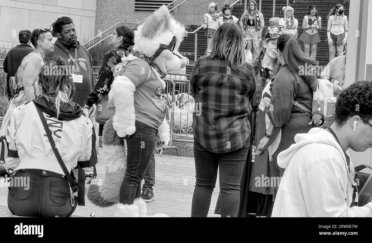 Photo en noir et blanc d'un cosplayer avec un masque animal à fourrure à l'extérieur lors d'un événement de con (NC State, 2023) Banque D'Images
