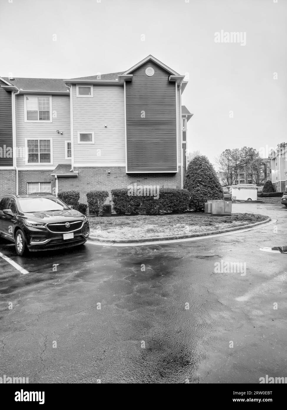 Appartement avec une voiture aboyée dehors Banque D'Images