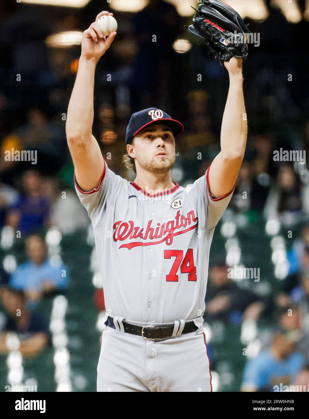 Milwaukee, États-Unis. 15 septembre 2023. Le lanceur débutant des Washington Nationals, Jake Irvin, réagit après avoir abandonné une marche à Milwaukee Brewers, désigné hitter Rowdy Tellez, lors de la cinquième manche de leur match de baseball à l'American Family Field à Milwaukee, Wisconsin, le vendredi 15 septembre 2023. Photo de Tannen Maury/UPI crédit : UPI/Alamy Live News Banque D'Images